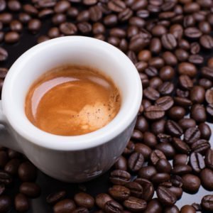 Expresso Tasse und kaffeebohnen